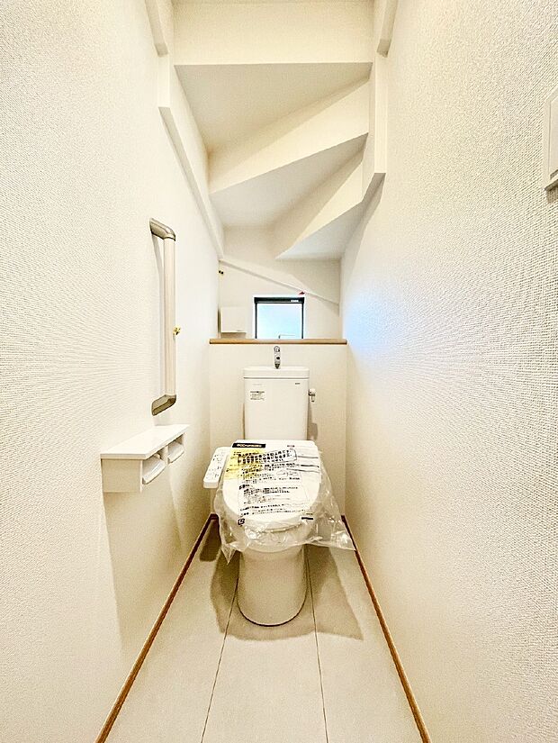 【トイレ】トイレは1階と2階それぞれに配置されていてとても便利です。