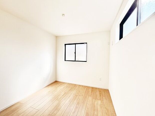 【子供部屋】窓からのやさしい光が心地よいプライベートルーム