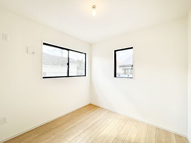 【子供部屋】2面採光で気持ちよく自然光が取り入れられるのでお子様のお部屋にもピッタリ