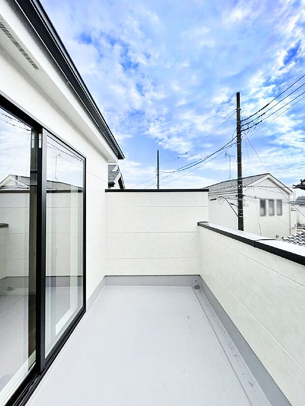 【バルコニー】気持ちよい陽光と風を感じられます