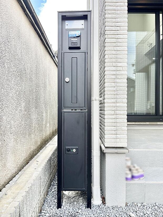 【その他現地】表札・インターホン・ポスト・宅配BOXをひとつに集約。エントランスになじむシンプルデザイン。