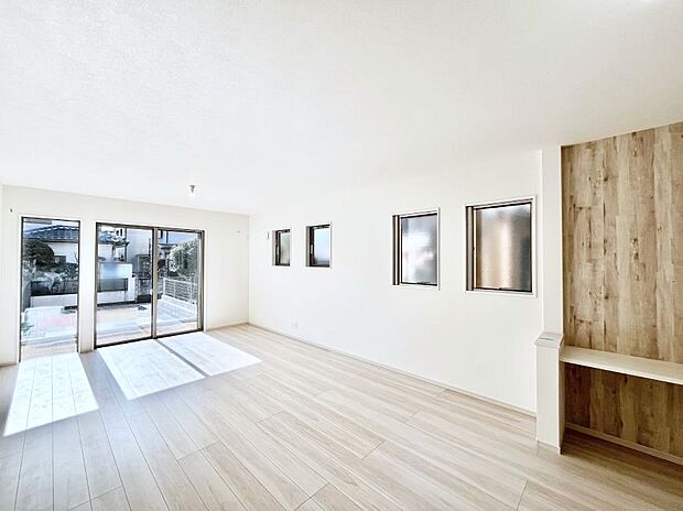 【リビングダイニング】明るい陽光が注ぎ、寛ぎの雰囲気に満たされるリビング・ダイニング。