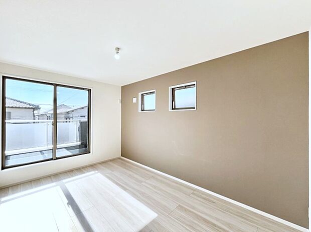 【洋室】アクセントクロスがお洒落な洋室。2面採光で明るさ&風通し良好!