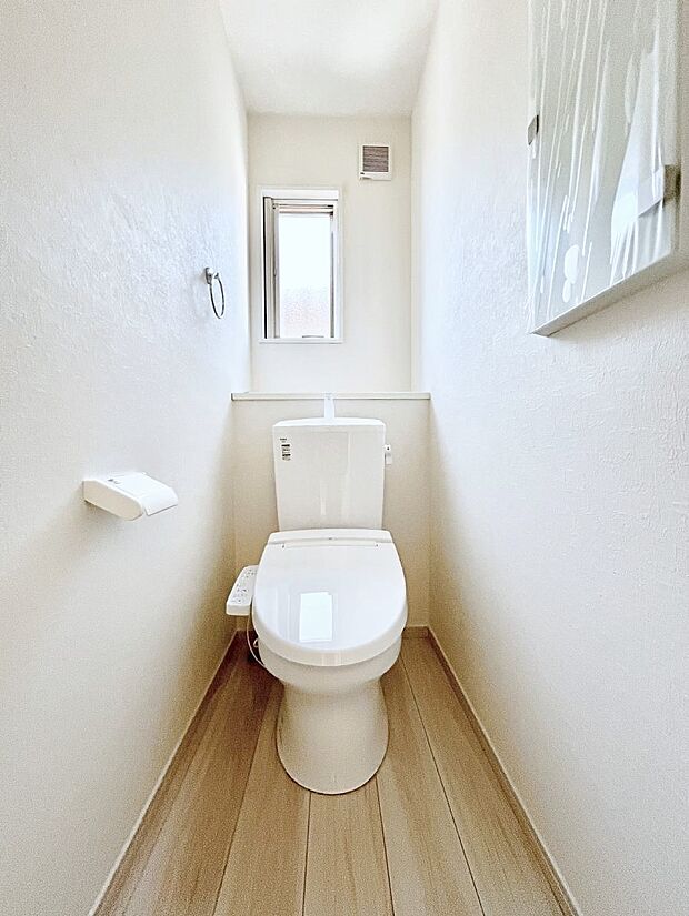 【トイレ】トイレは1階と2階それぞれに配置されていてとても便利です。