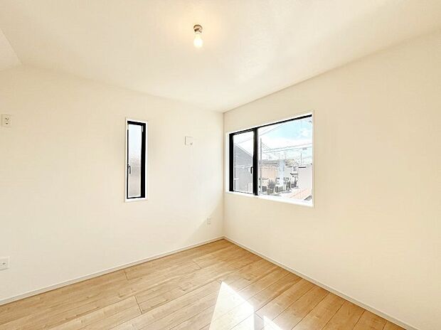 【洋室】窓からのやさしい光が心地よいプライベートルーム