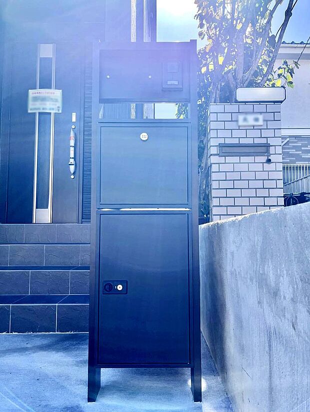 【その他現地】表札・インターホン・ポスト・宅配BOXをひとつに集約。エントランスになじむシンプルデザイン。