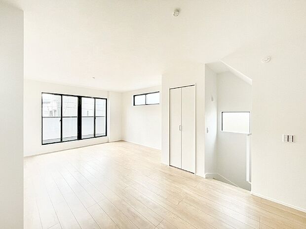 【ダイニング】明るい陽光が注ぎ、寛ぎの雰囲気に満たされるダイニング。