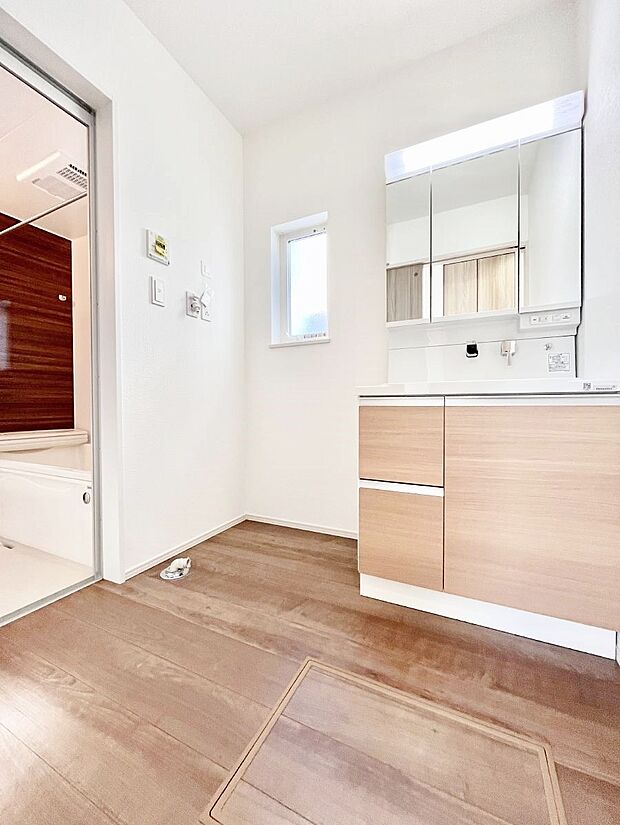 【脱衣場】小窓がついているので湿気の多い場所でも換気が十分行えます。毎日の身支度を気持ち良く!