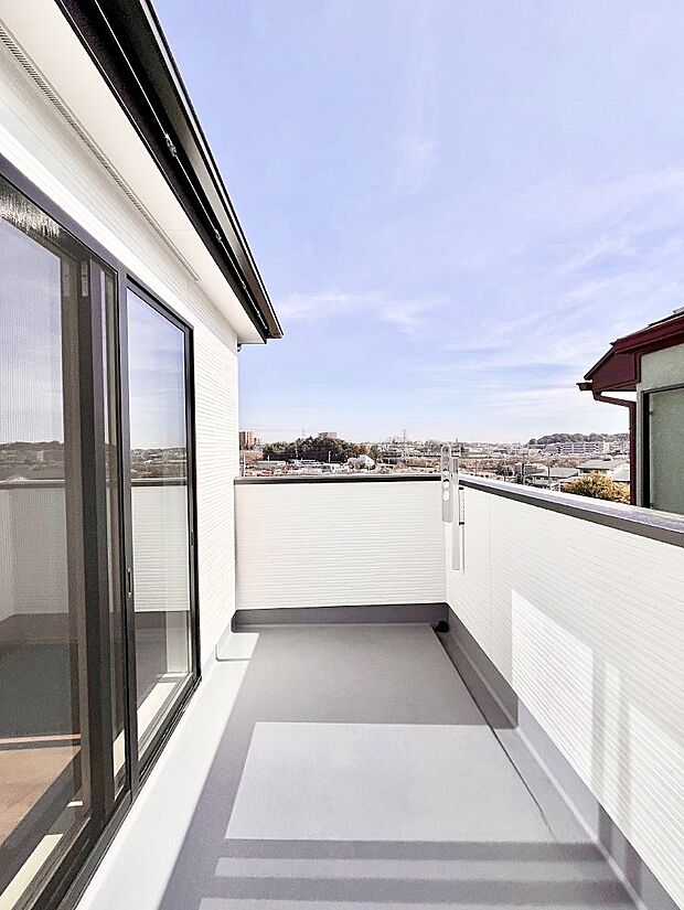 【バルコニー】広々バルコニーでお洗濯物が気持ちよく乾きます。