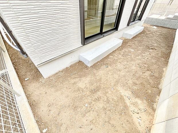 【庭】ちょっとしたスペースを設けることによって敷地にゆとりが生まれます