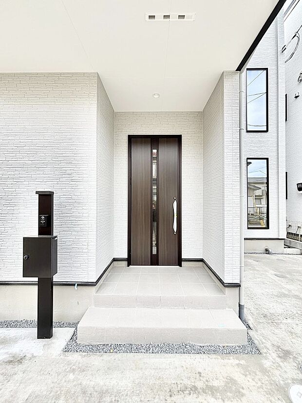 【玄関】玄関前は雨が降っても濡れにくい屋根付き