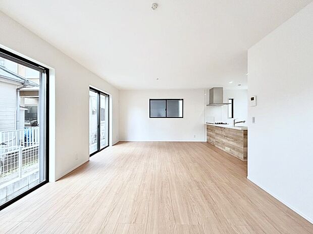 【ダイニング】日当たりの良いリビング。お気に入りのグリーンを飾れば更に心地よさがアップ!