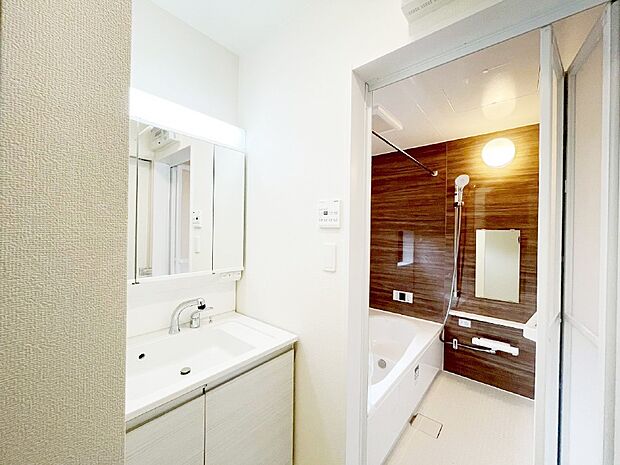 【脱衣場】清潔感ある洗面化粧室で朝の身支度も快適