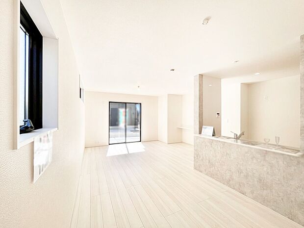 【リビングダイニング】開放感ある広々リビングは明るい陽光が入り込む家族みんなの憩いの空間です