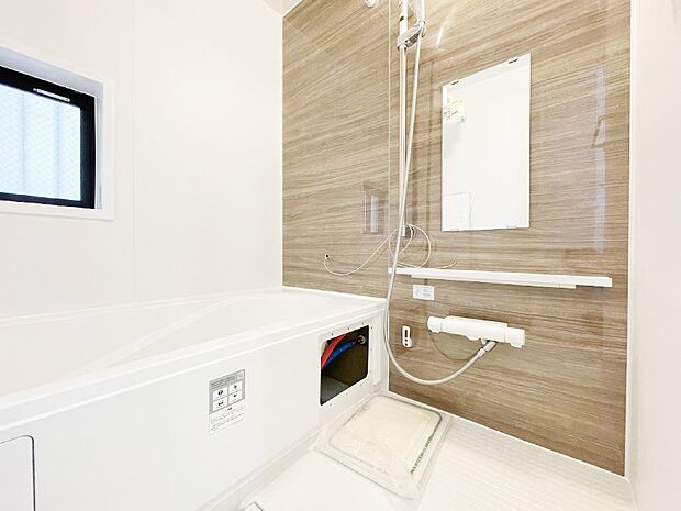 【浴室】一日の疲れを癒してくれる明るい清潔感のあるバスルーム