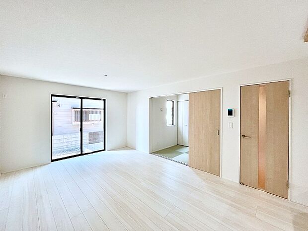 【リビングダイニング】大きな窓からたっぷりの陽光と風を感じられるリビング