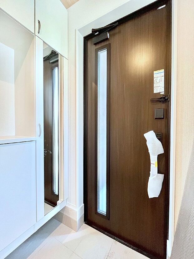 【玄関】ミラー付きシューズボックスはお出かけ前の身だしなみチェックに便利