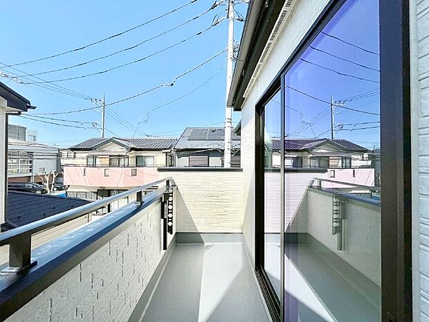 【バルコニー】暖かな陽光が降り注ぐバルコニーはお洗濯におすすめ。爽やかな風も心地よいです。