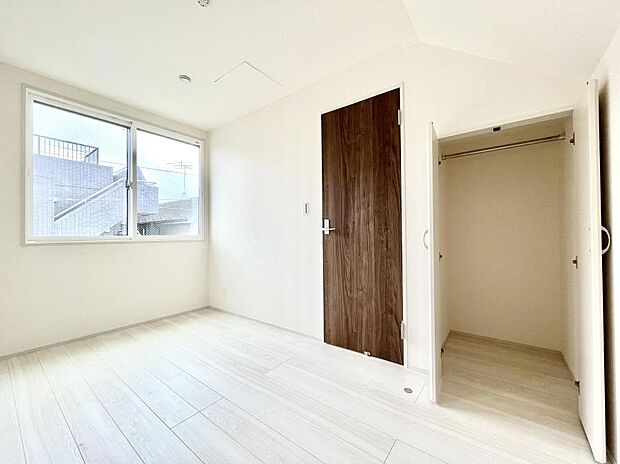 【寝室】収納が充実しているので居住スペースを広々使えます