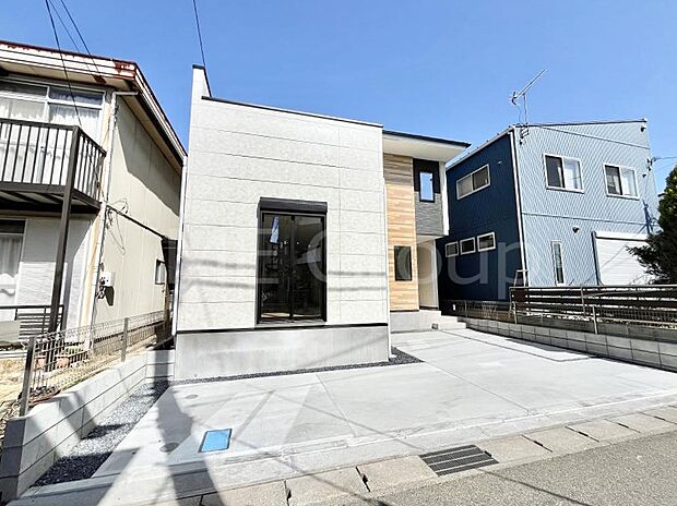 【現地外観写真】たっぷりの陽光と開放感に包まれる明るい住まい