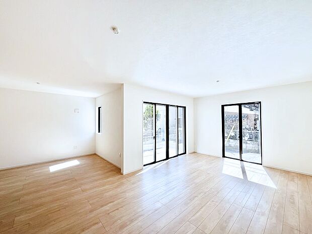 【ダイニング】17.7帖+6.1帖のリビングダイニング。食事とくつろぎスペースを使い分けしやすいプランニング。