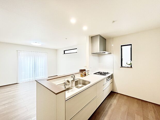 【ダイニングキッチン】料理をしながらご家族との会話を楽しめる対面カウンターキッチン