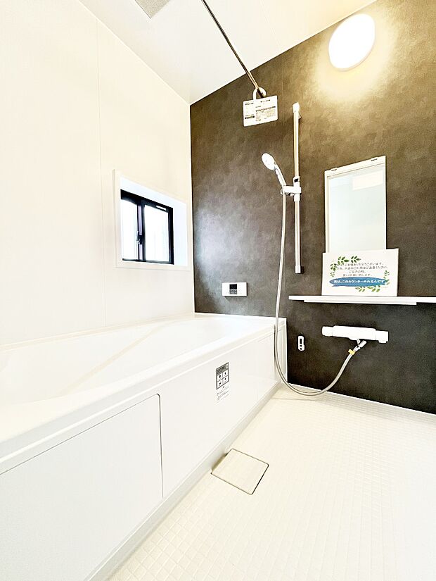 【浴室】一日の疲れを癒してくれる明るい清潔感のあるバスルーム