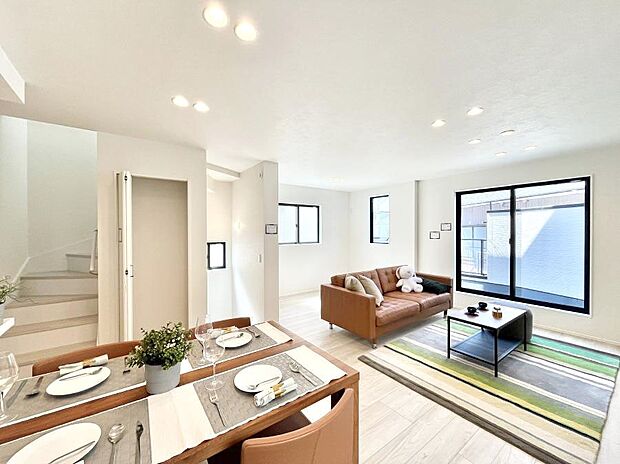 【リビングダイニング】リビング階段が家族の笑顔と会話をつないでくれます