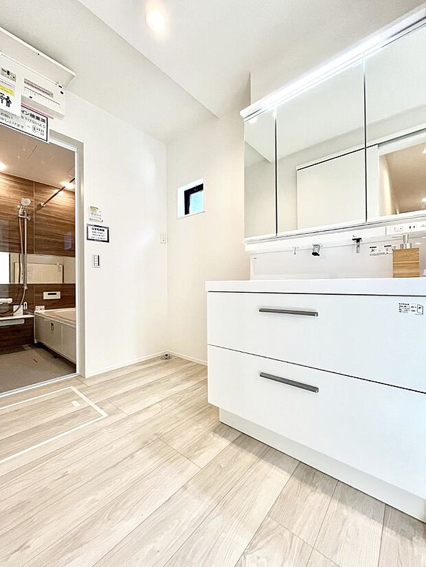 【脱衣場】清潔感のある快適空間です。毎日の身支度も気持ち良くお使い頂けます。