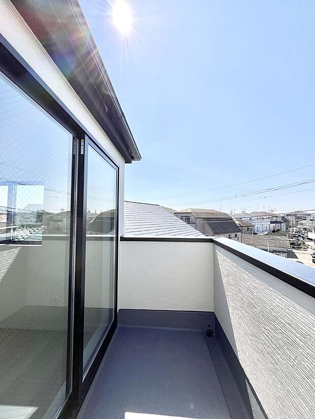 【バルコニー】暖かな陽光が降り注ぐバルコニーはお洗濯におすすめ。爽やかな風も心地よいです。