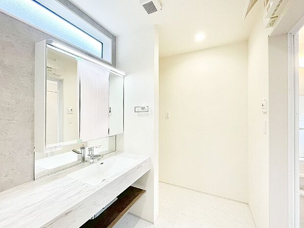 【脱衣場】清潔感のある快適空間です。毎日の身支度も気持ち良くお使い頂けます。