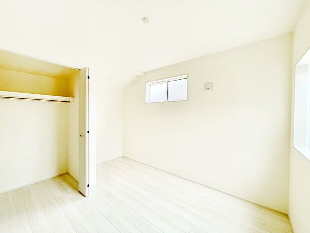 【子供部屋】クローゼット付きのお部屋でスッキリとした空間でゆったり寛げます!