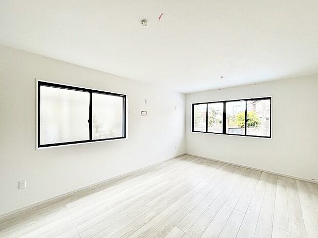 【リビングダイニング】たっぷりの陽光と風を感じられるリビング