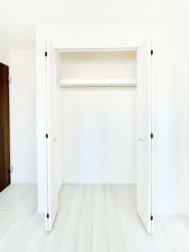 【収納】洋室のクローゼット。奥行きがあるので厚手の衣類もすっきり収まります。