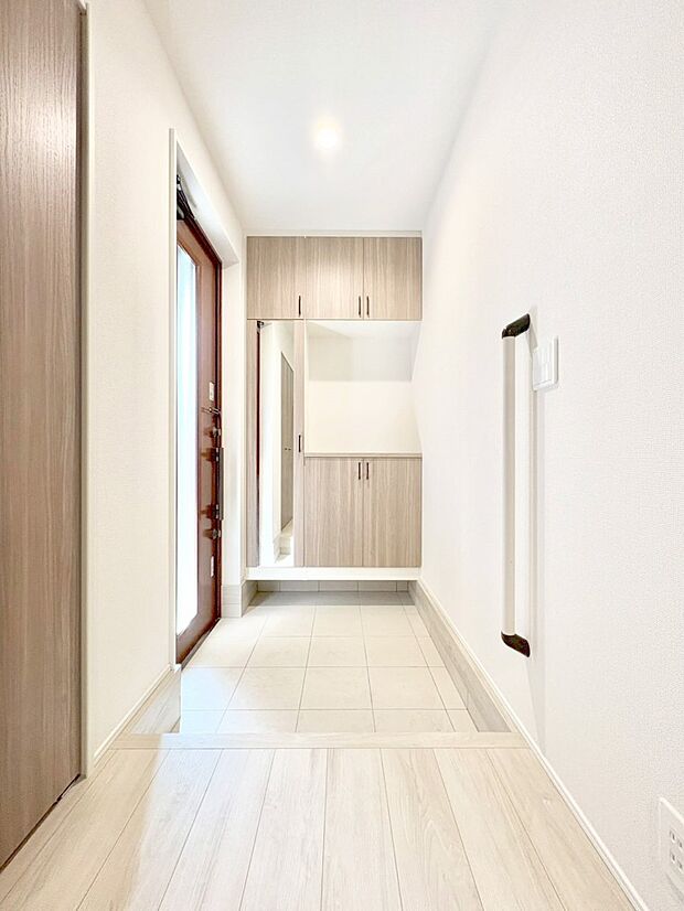 【玄関】明るい玄関はお客様をお出迎えするのにぴったりです!