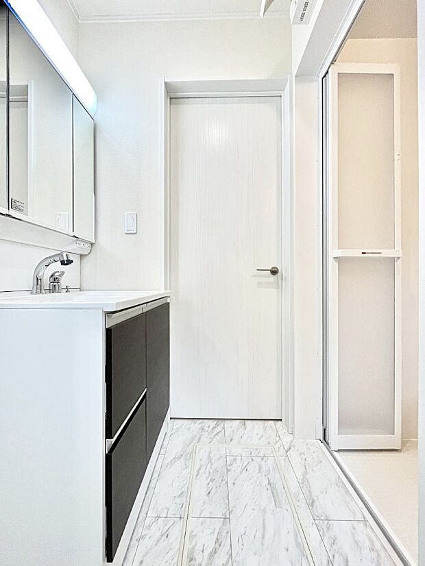 【脱衣場】ゆとりの洗面スペースで朝の身支度もスムーズに