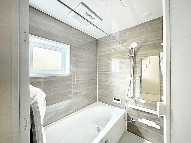 【浴室】一日の疲れを癒してくれる明るい清潔感のあるバスルーム