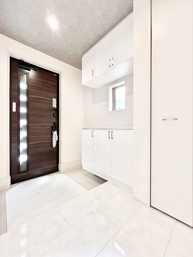 【玄関】下駄箱はご家族の写真や季節のインテリアで飾り棚として演出できます