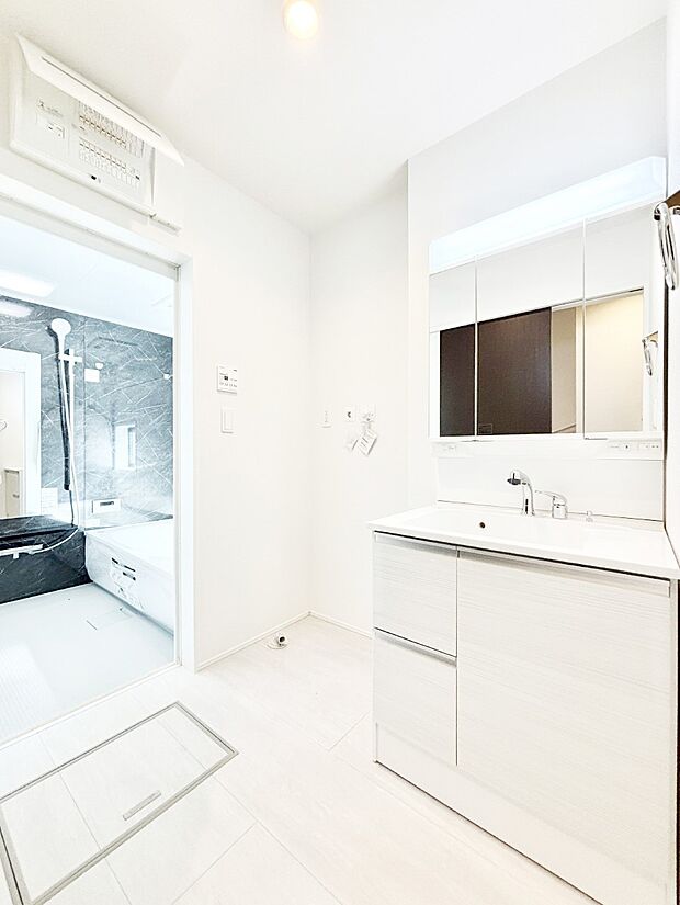 【脱衣場】清潔感ある洗面化粧室で朝の身支度も快適