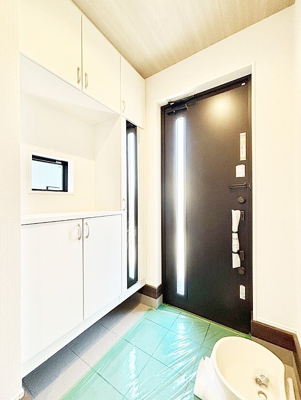 【玄関】下駄箱はご家族の写真や季節のインテリアで飾り棚として演出できます