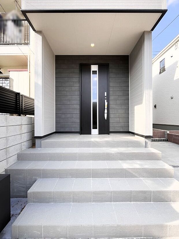 【玄関】シンプルで落ち着いた雰囲気の玄関でご家族やお客様をお出迎え!