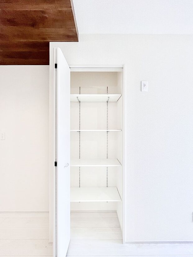 【収納】可動棚付きのパントリーで食品や日用品のストックもスッキリ見やすく収納できます!