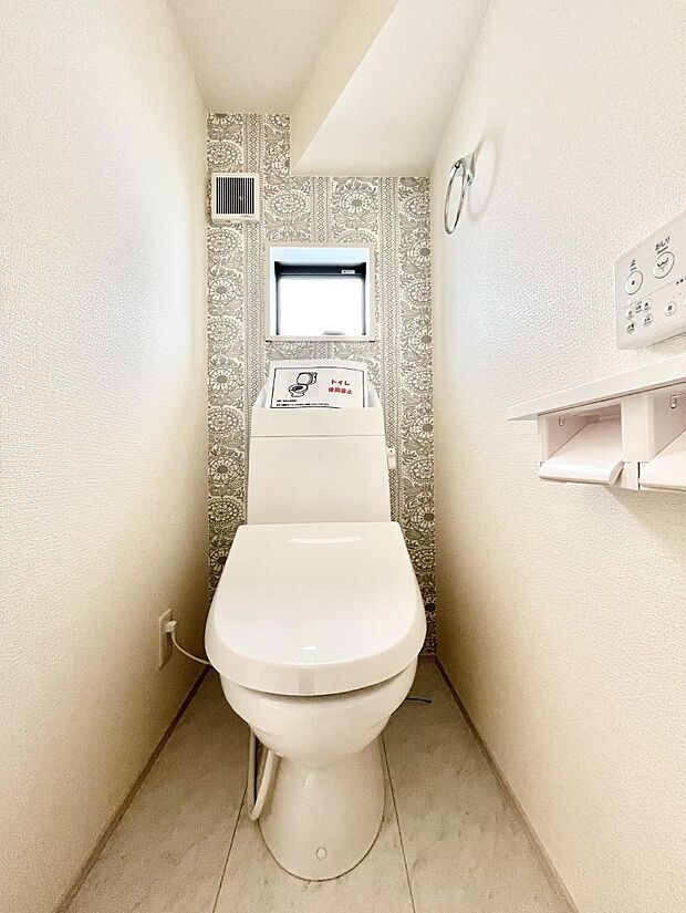 【トイレ】明るく清潔感のあるトイレです。