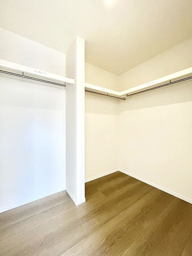 【ウォークインクローゼット】ウォークインクローゼット付きで生活空間を広く利用できます。