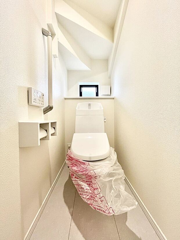 【トイレ】トイレは1階と2階それぞれに配置されていてとても便利です。