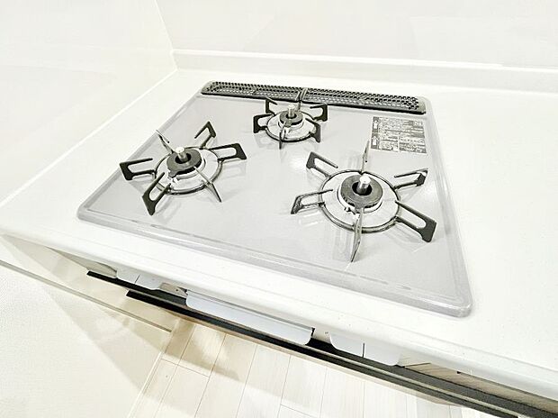 【Siセンサーコンロ】ガスコンロはSiセンサー搭載。火力調節や焦げ付き・消し忘れも防いでくれます。