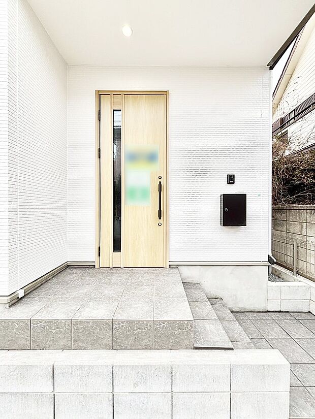 【玄関】玄関前は雨が降っても濡れにくい屋根付き