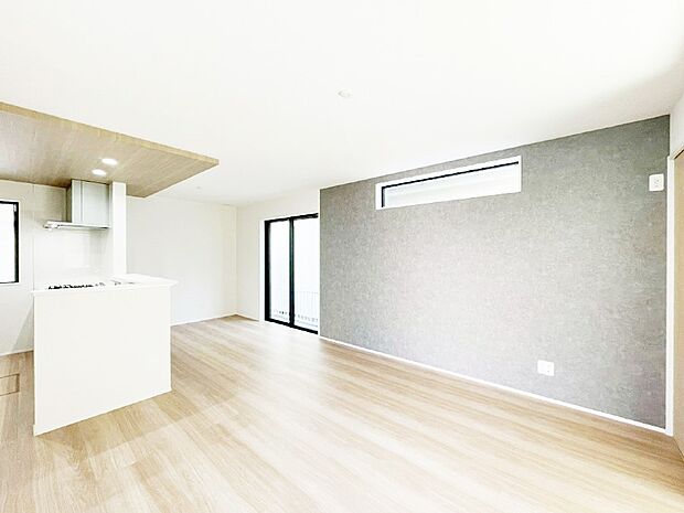 【リビングダイニング】大きな窓からたっぷりの陽光と風を感じられるリビング