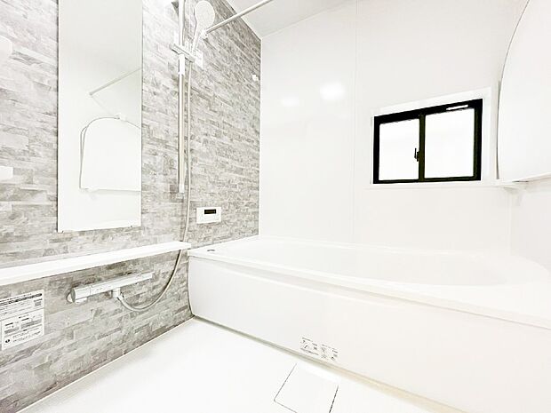 【浴室】一日の疲れを癒してくれる明るい清潔感のあるバスルーム