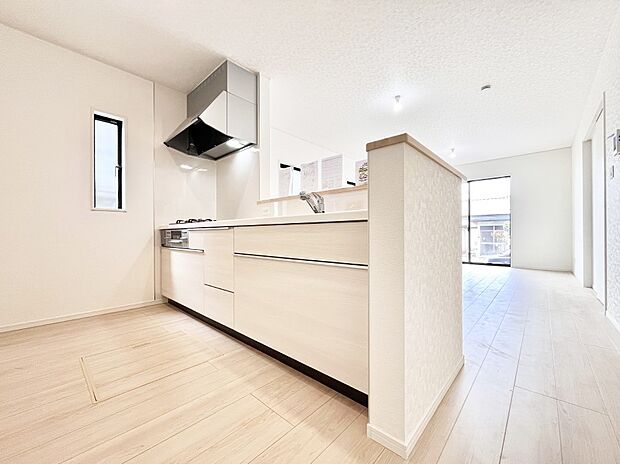 【ダイニングキッチン】料理をしながらでもご家族との会話を楽しめる対面キッチン